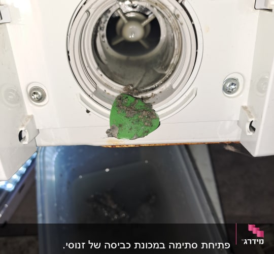 פתח ניקוז עם לכלוך במכשיר חשמלי